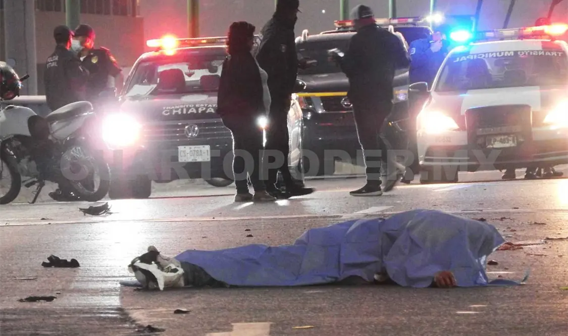 Muere motociclista al sufrir macabro accidente vial