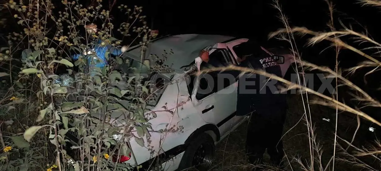 Abandona su Jetta tras sufrir volcadura