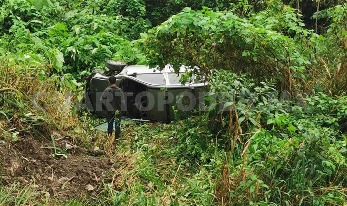Chevy termina en barranco; la familia logra sobrevivir