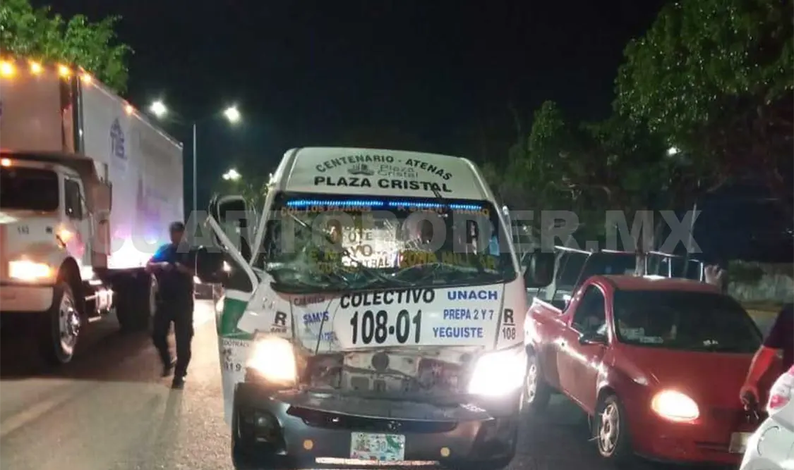 Colectivo se estampa en camión; dos lesionados