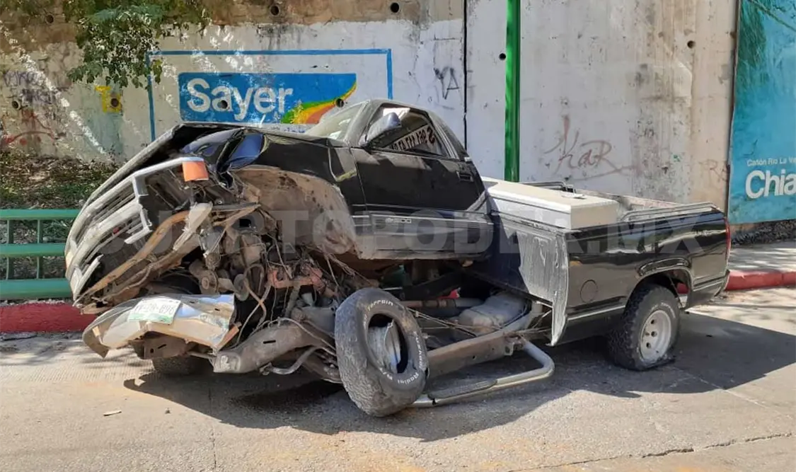 Pick up se estrella contra muro; chofer resulta herido