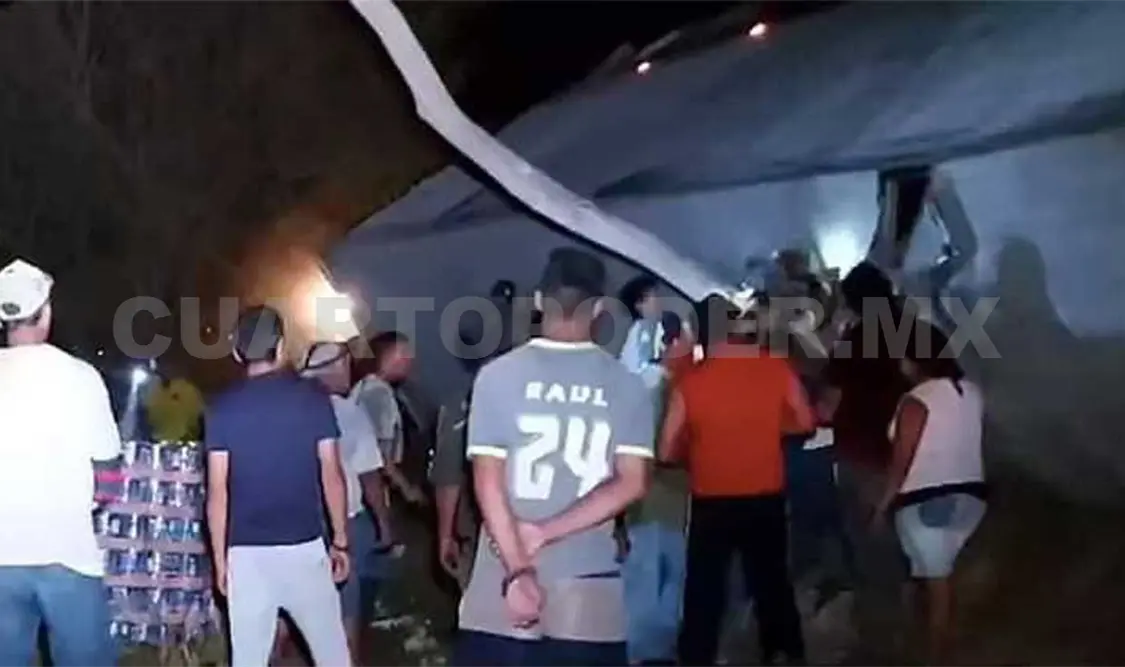Rapiña tras volcar camión sobre la carretera Costera
