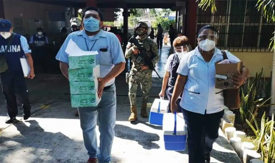 Con este plan de vacunación a docentes, el semáforo verde permitiría las clases presenciales, según la SEP. Cortesía