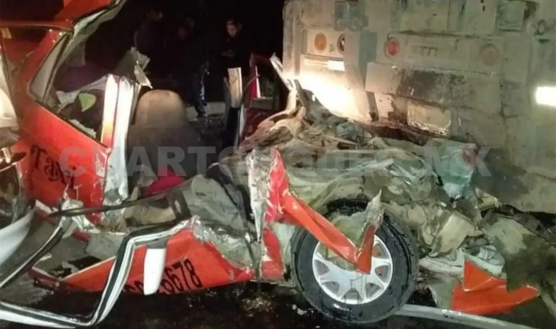 De entre los fierros retorcidos fue rescatado el conductor del taxi y trasladado de urgencia a un hospital. Moisés Lorenzo / CP