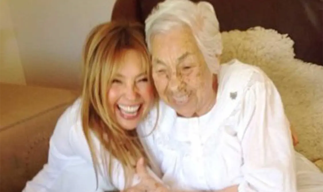 Thalía pide oraciones para su abuelita
