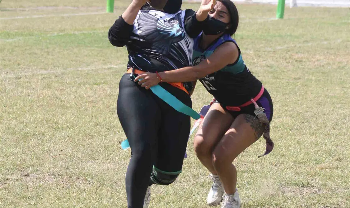 Con gran intensidad y un extenso repertorio de jugadas ofensivas, Palomas Turbo se impuso a Gladiadores por escaso margen. Jesús Ortega/CP