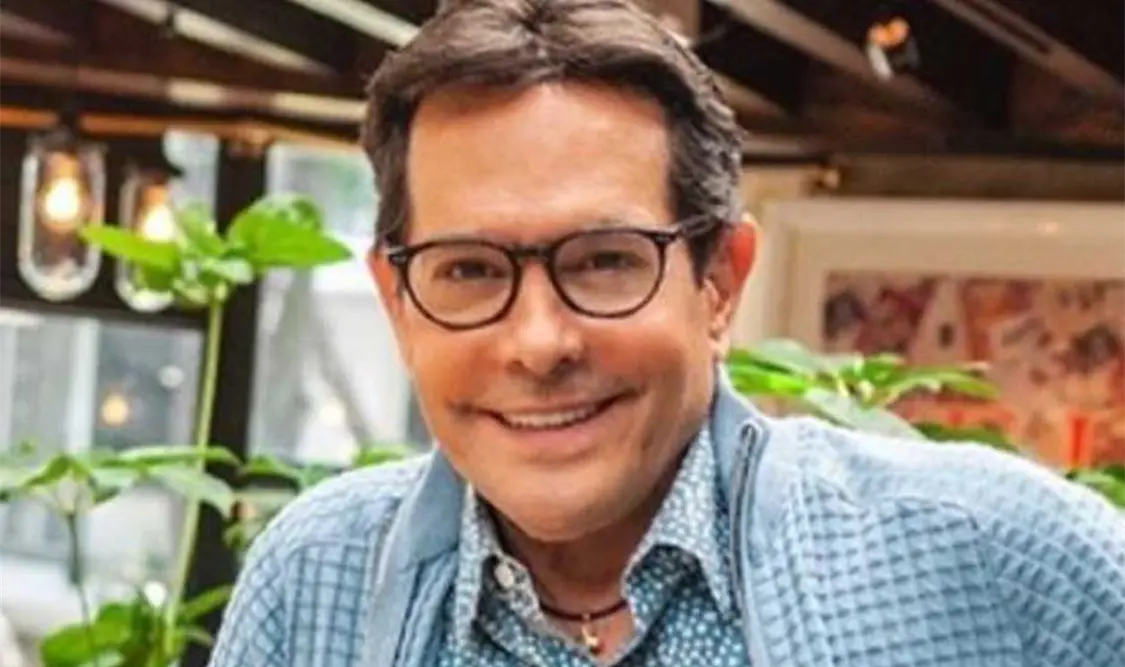 Juan José Origel se vacuna en EU