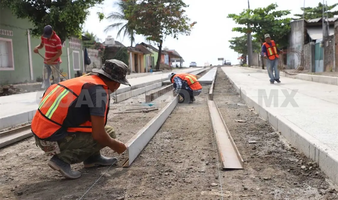 Pavimentan vialidades en Puerto Madero