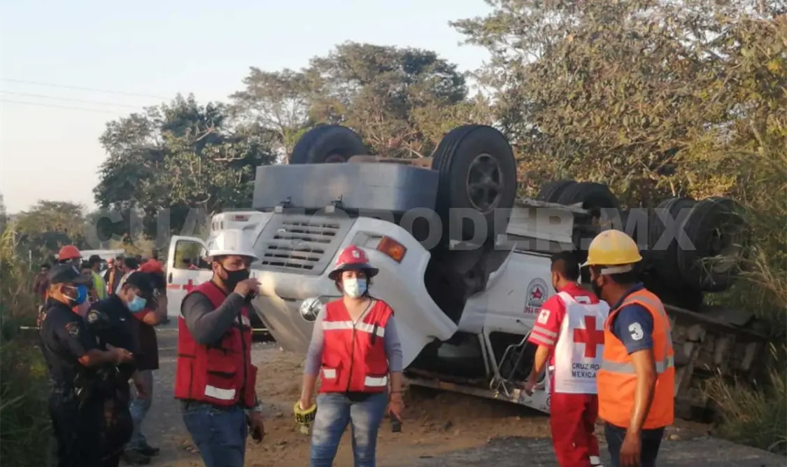 Vuelca camión y el chofer es trasladado al hospital