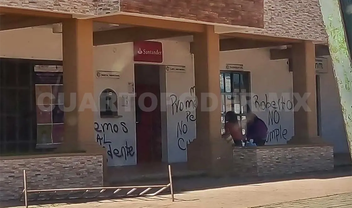 Habitantes retienen a policías por falta de obras