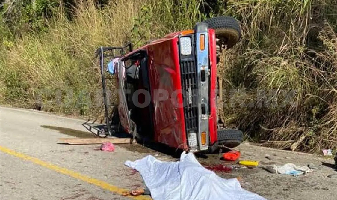 Dos muertos y nueve heridos, saldo de trágica volcadura