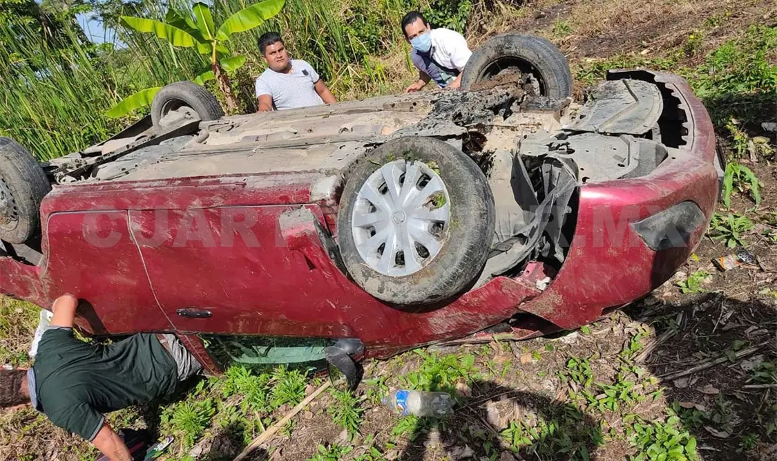 Niño y adulto lesionados al salirse del camino