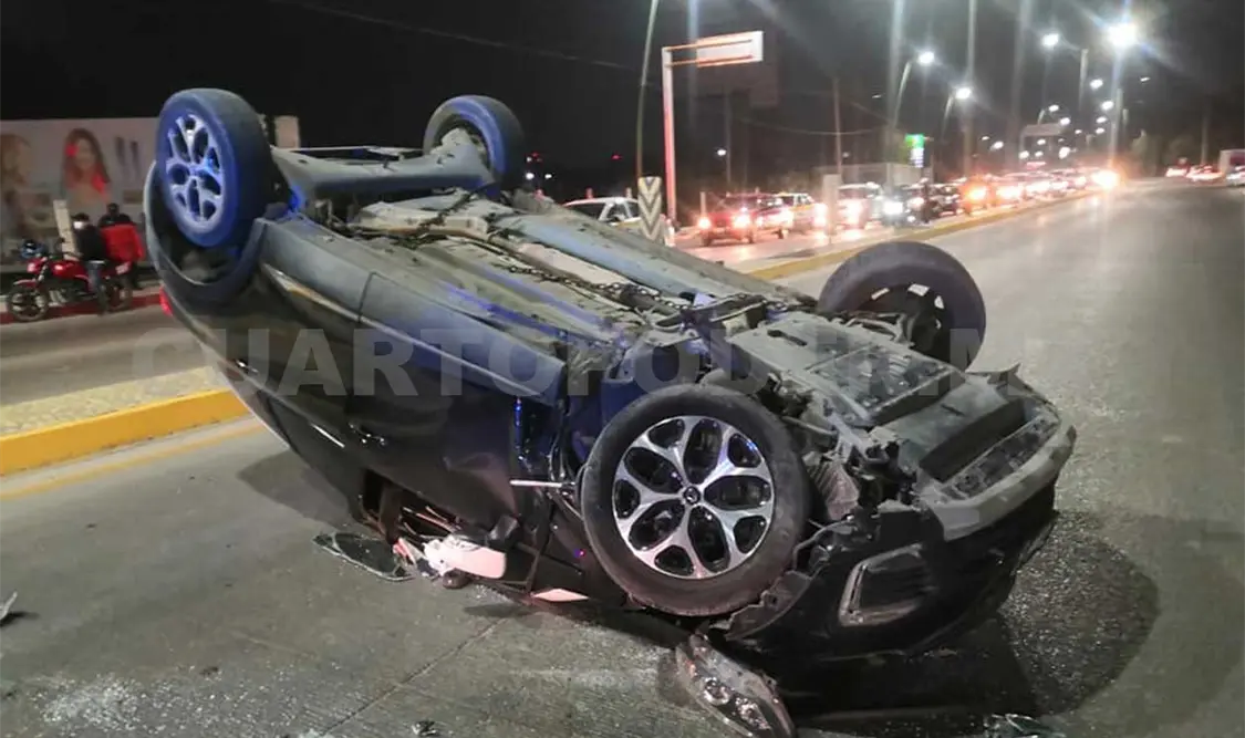 Renault vuelca en libramiento Sur; pasajeros se fugan