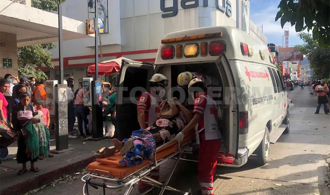 Mujer es noqueada por caída de un espectacular