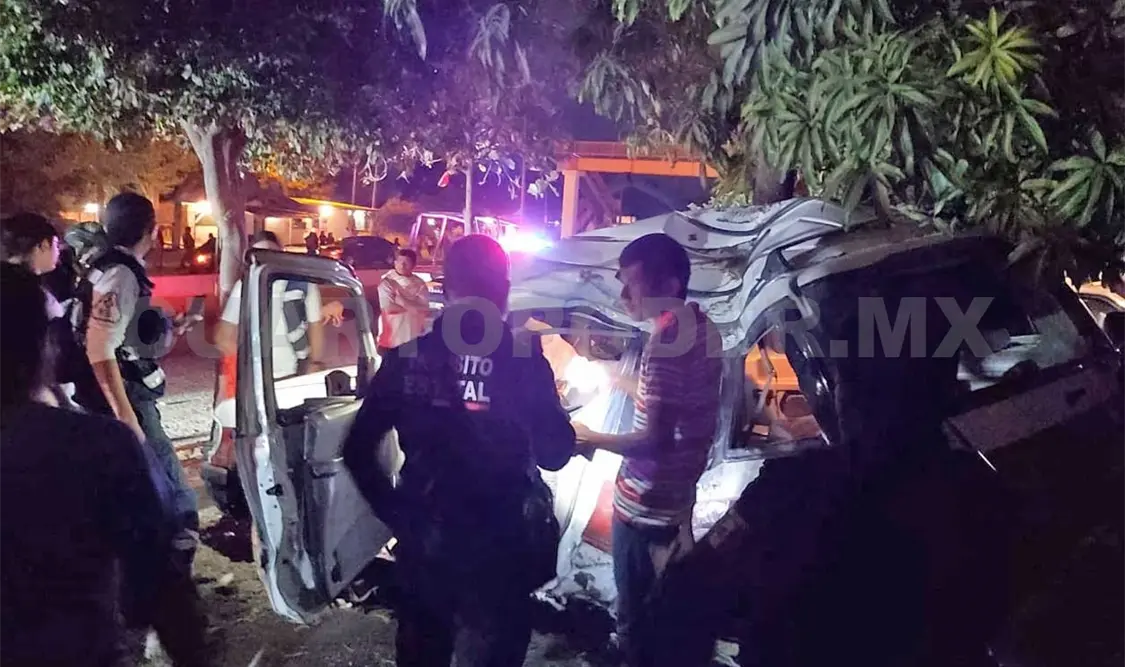 Se estrella contra postes y sale herido