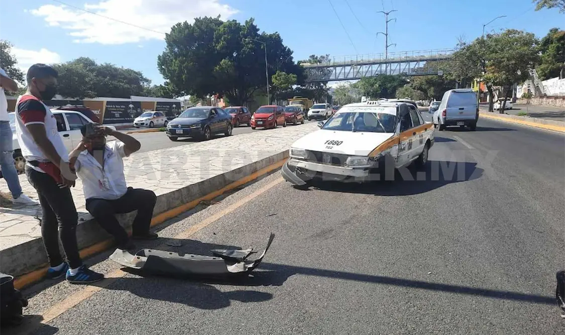 Taxista resulta herido al impactar contra Jeep