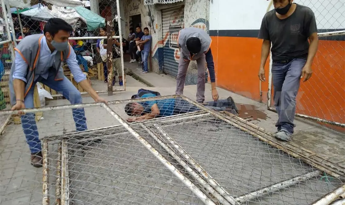 Reja metálica golpea y aplasta a transeúnte