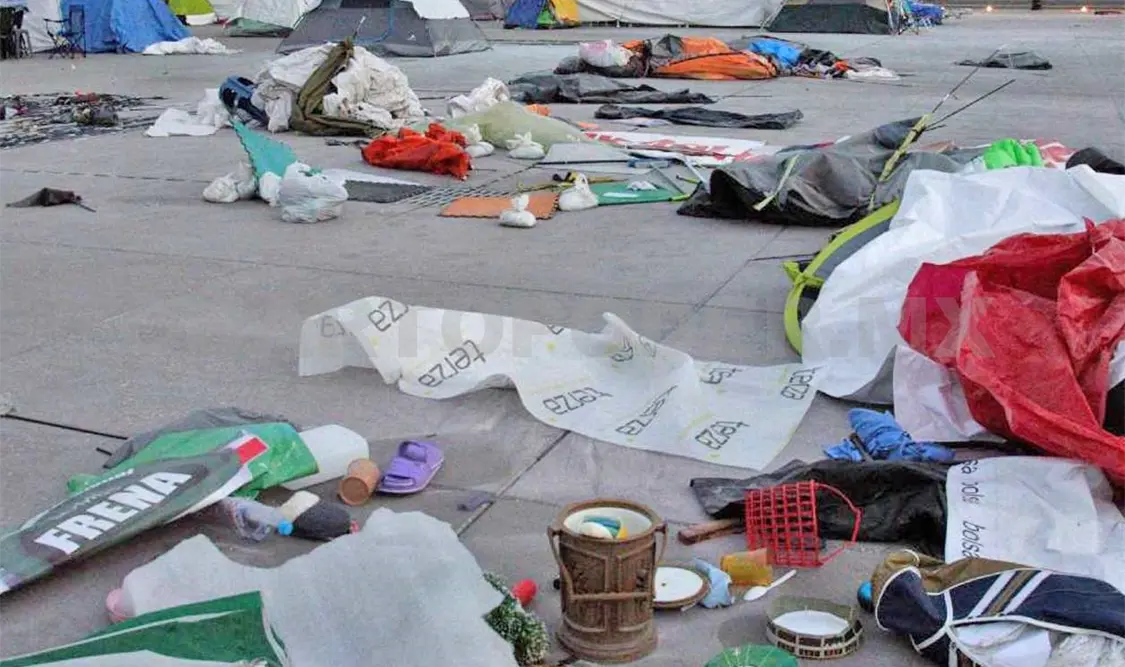 Este sábado amaneció con basura la plancha del Zócalo. Cortesía