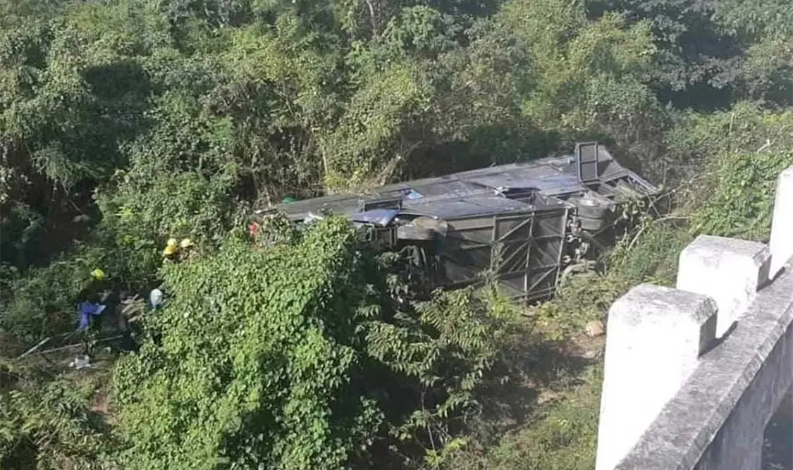 El vehículo se salió de la vía y cayó por un puente. Cortesía