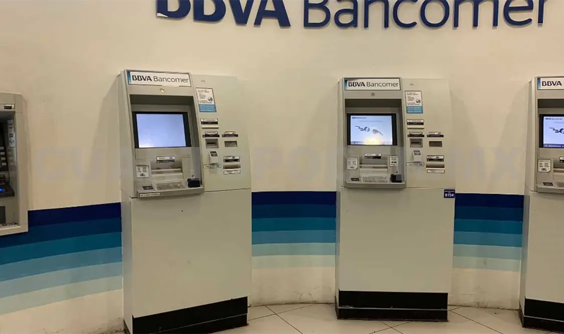 Usuarios de la sucursal tuvieron que pedir a la gerencia del banco notificara sobre el fallo en los cajeros, pues estos no tenían ningún aviso. CP