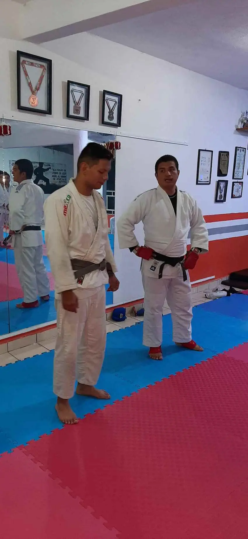 Eduardo Gutiérrez junto al entrenador chiapaneco Javier Ley, dando la última charla del entrenamiento. Cortesía