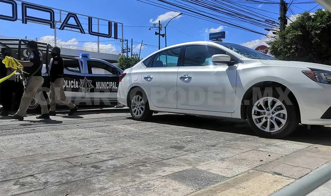 El automóvil marca Nissan tipo Sentra con placas del estado de Querétaro fue abandonado en el estacionamiento del banco Imbursa. Ulises López / CP