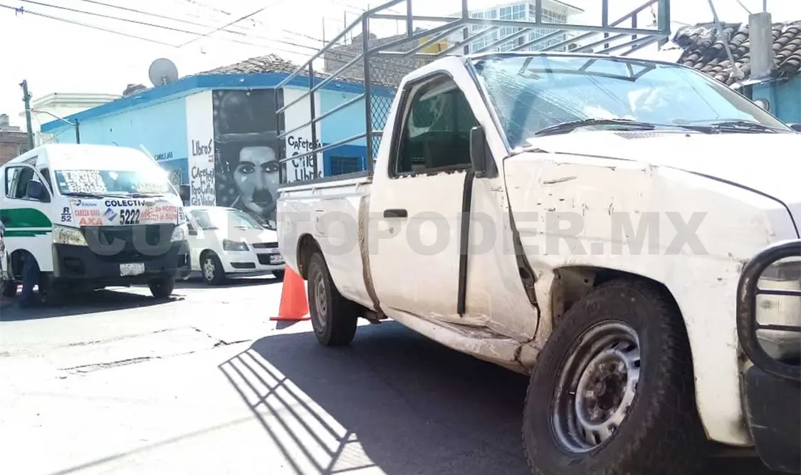El accidente dejó como saldo varios miles de pesos en ambas unidades al chocar en la zona norte-poniente de la ciudad capital. Ricardo López / CP