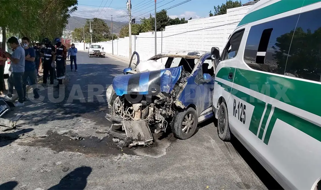 Automóvil se impacta en árbol y colectivo