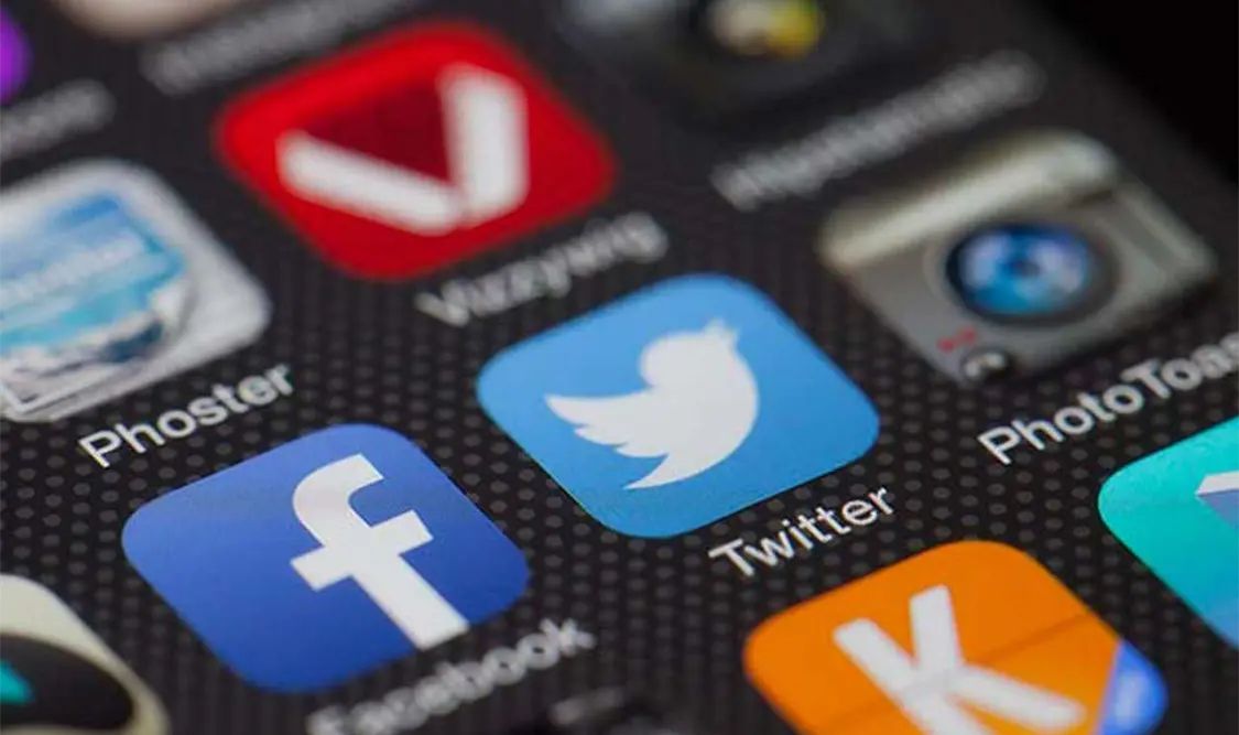 Analizan regulación para Facebook y Twitter