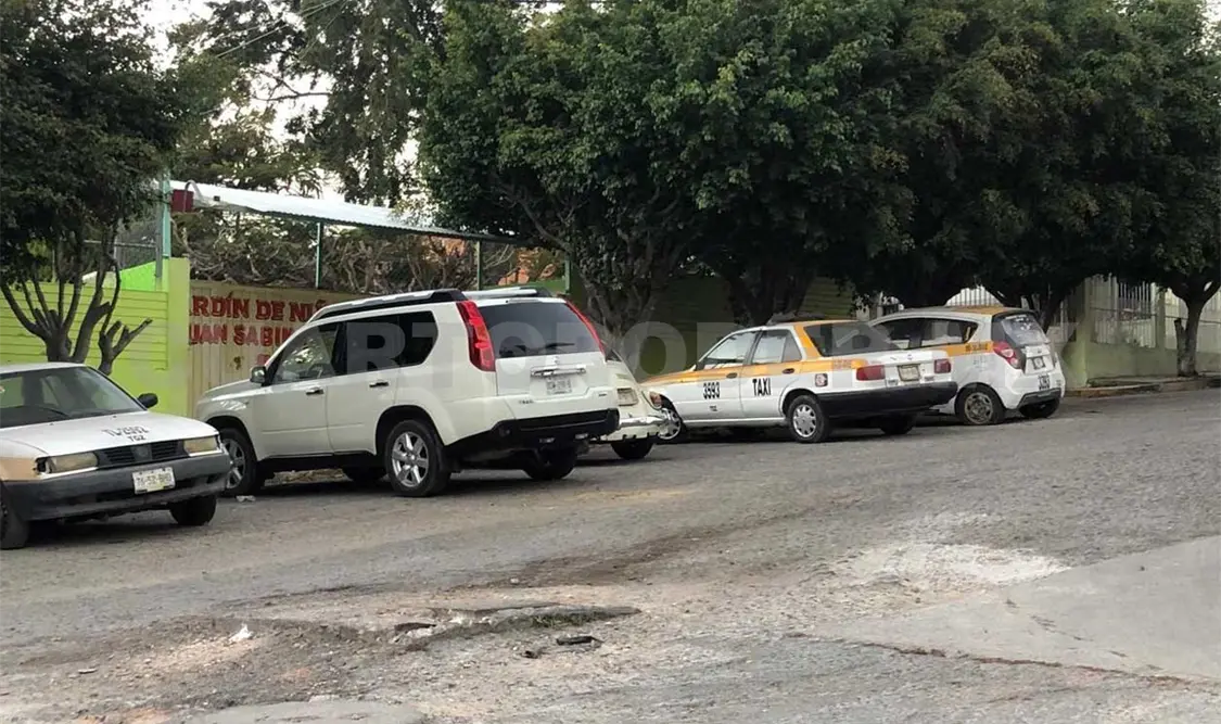 Taxis abandonados en Pedregal San Antonio