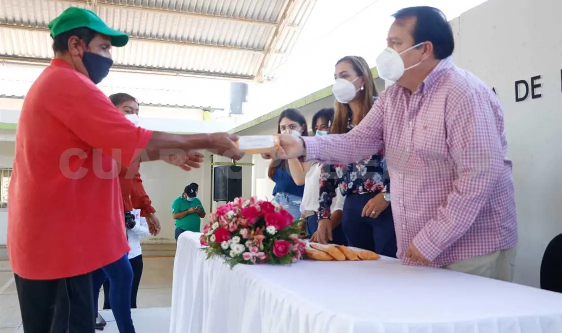 Entregan a personas de la tercera edad lentes gratuitos