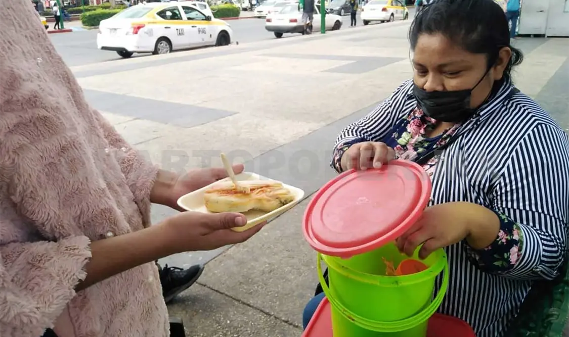 Caen ventas de tamales, en víspera de La Candelaria