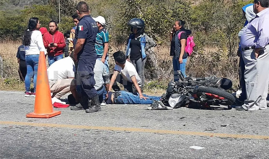 Motociclistas se impactan contra combi
