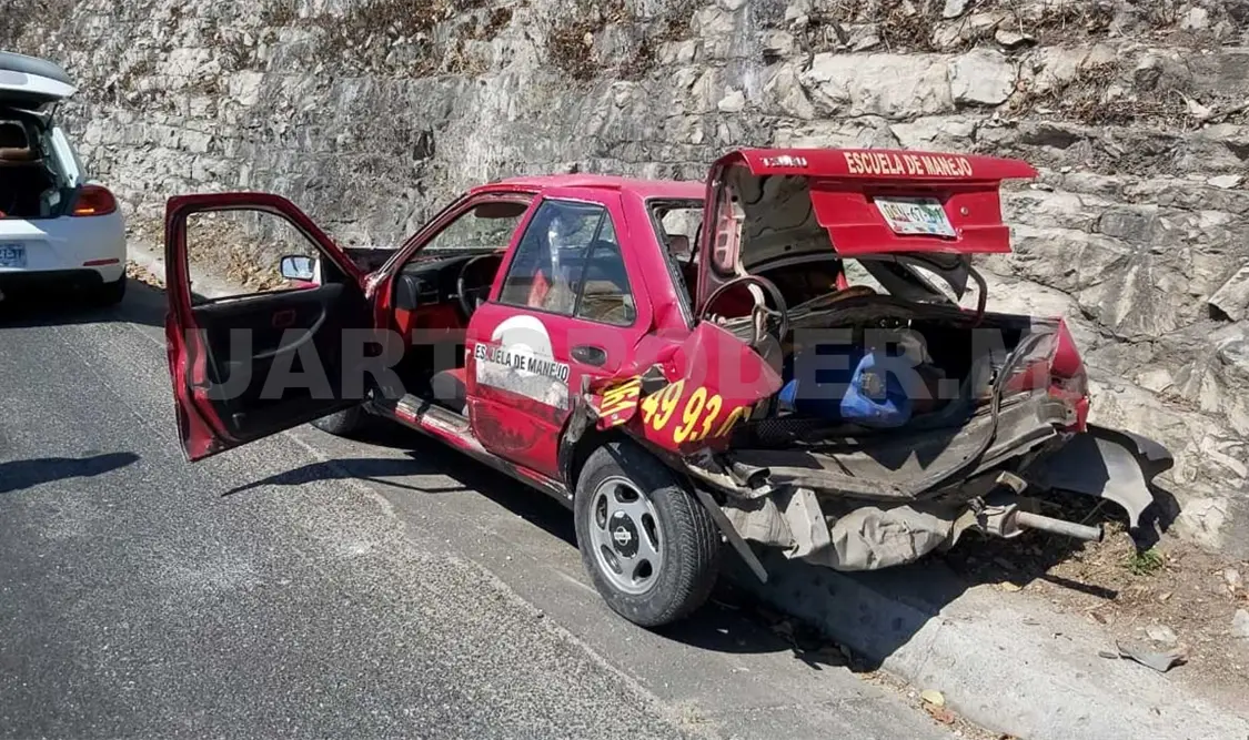 Tres lesionados en choque de carro escuela y Pick up