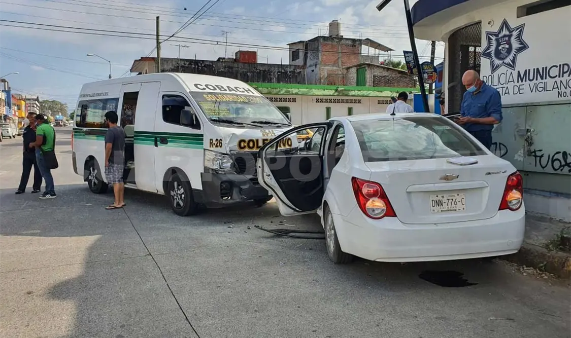 Encontronazo entre combi y automóvil