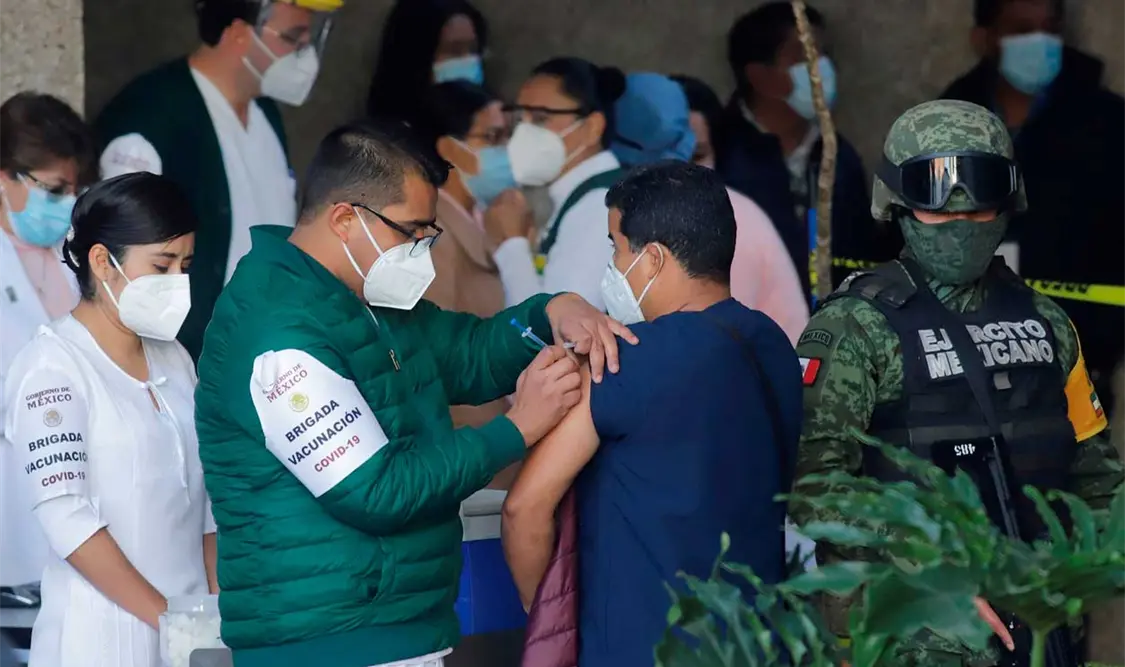 Gobierno debe priorizar vacunas para médicos
