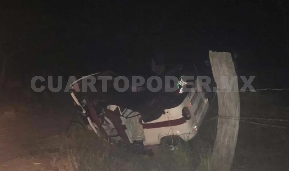 Vuelca mototaxi; el conductor logra darse a la fuga