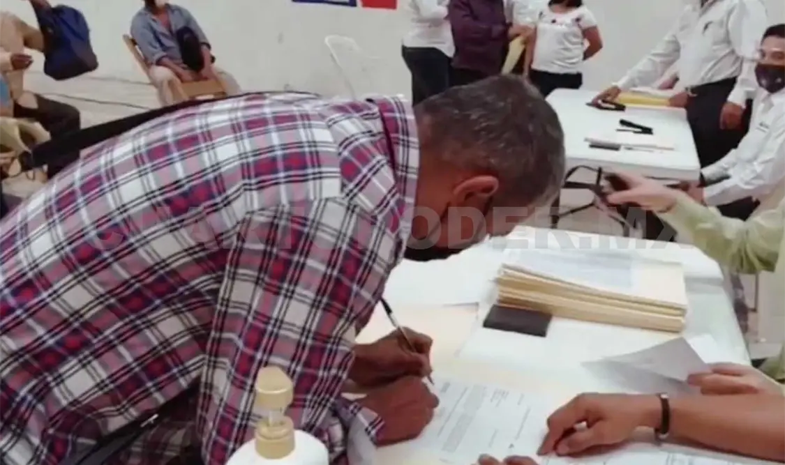Se entregaron 161 documentos que beneficiaron a 200 familias de Salto de Agua. Cortesía