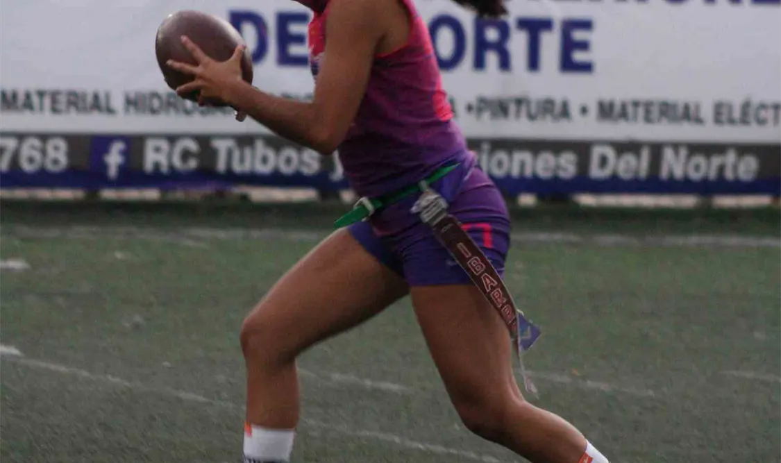 Destacada actuación de Karla Ibarra en los controles de Queens, con cinco pases de anotación, además de sumar tres intercepciones como defensiva. Jesús Ortega/CP