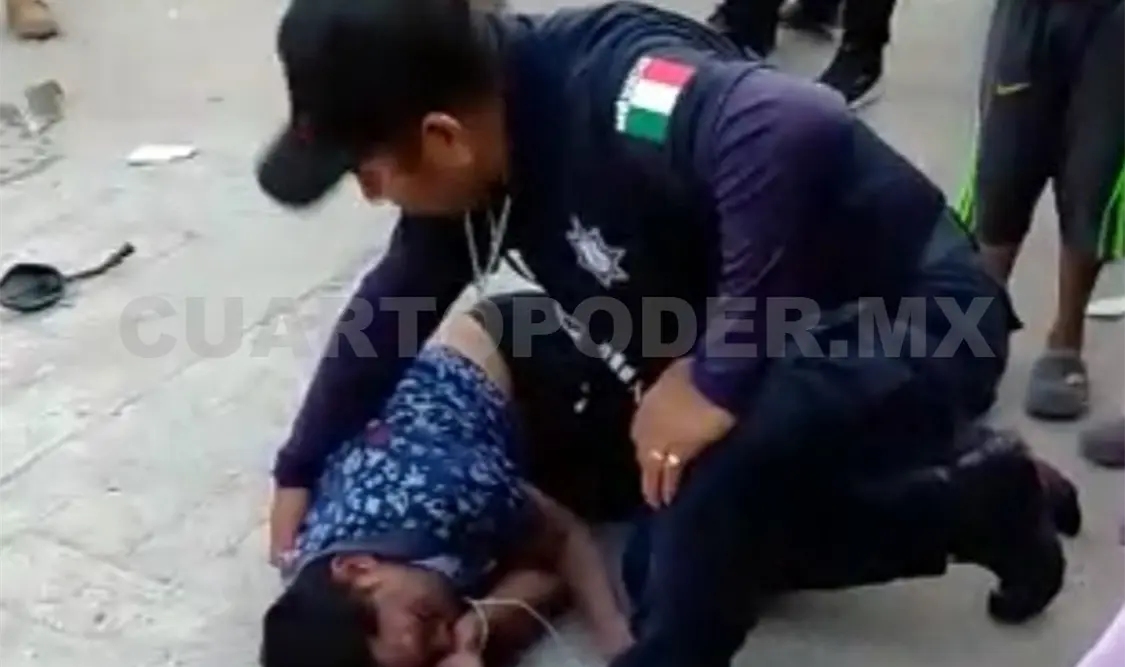 Sobre el pavimento y en malas condiciones quedó el conductor de una motocicleta tras ser embestido por una patrulla en Ocosingo. Moisés Lorenzo / CP