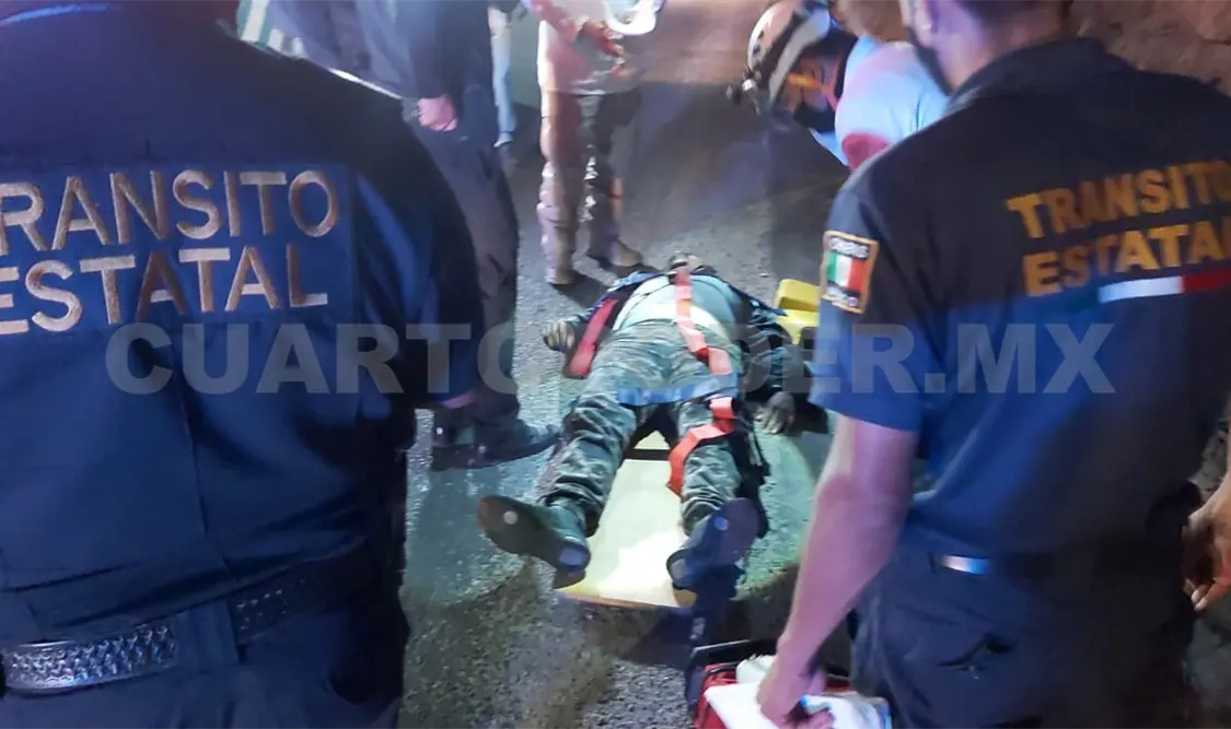 Freddy “N”, de 40 años aproximadamente, al sufrir el accidente quedó tirado sobre el pavimento y en malas condiciones. Ulises López / CP