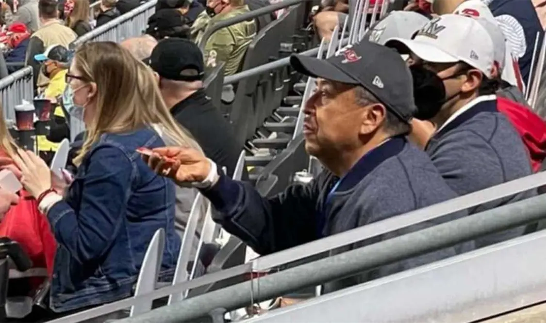 Cesan a funcionario por asistir al Super Bowl