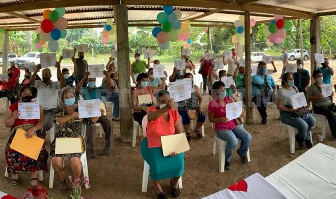 Entregan 113 certificados de lotes legales en Tuxtla Chico