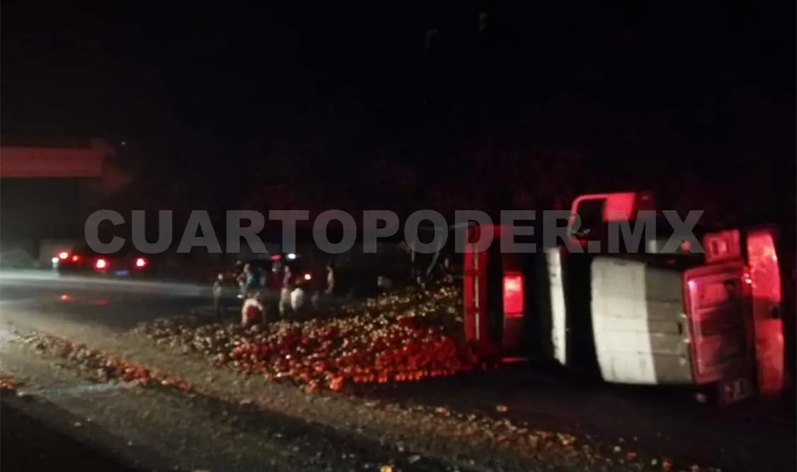 Camión vuelca sobre la autopista