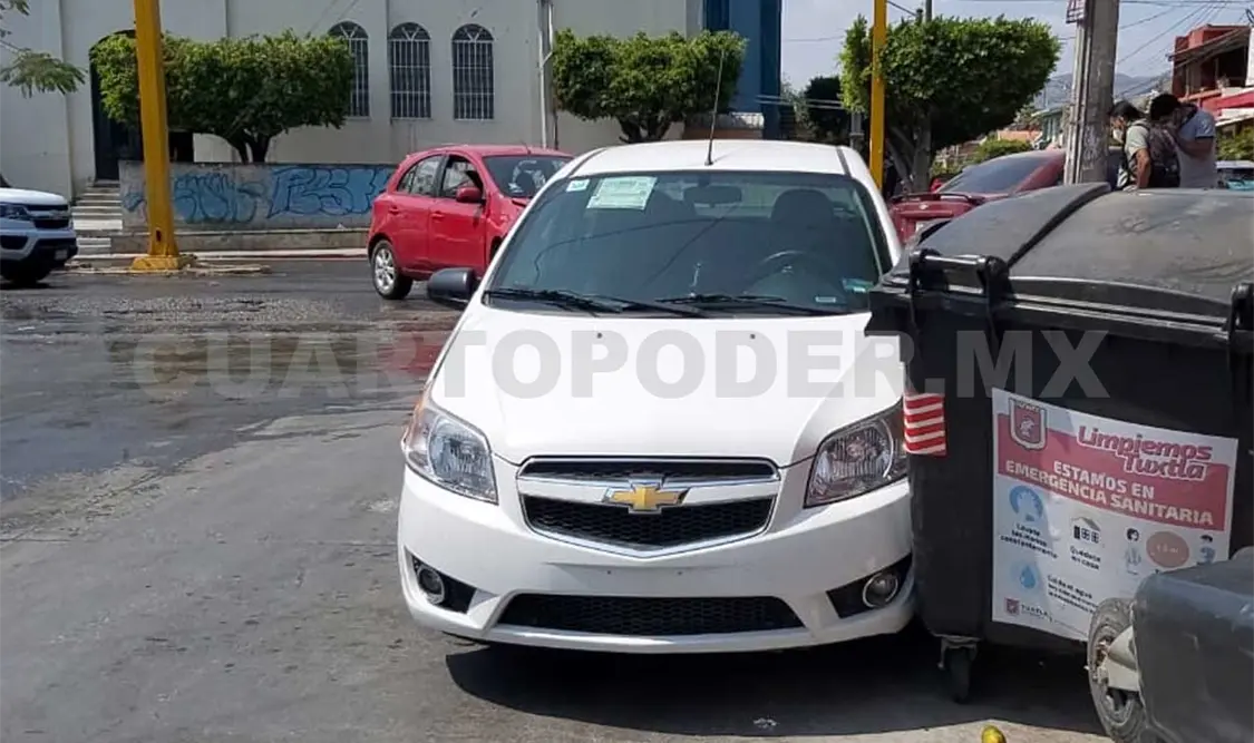 Colisión entre particulares destruye dos contenedores