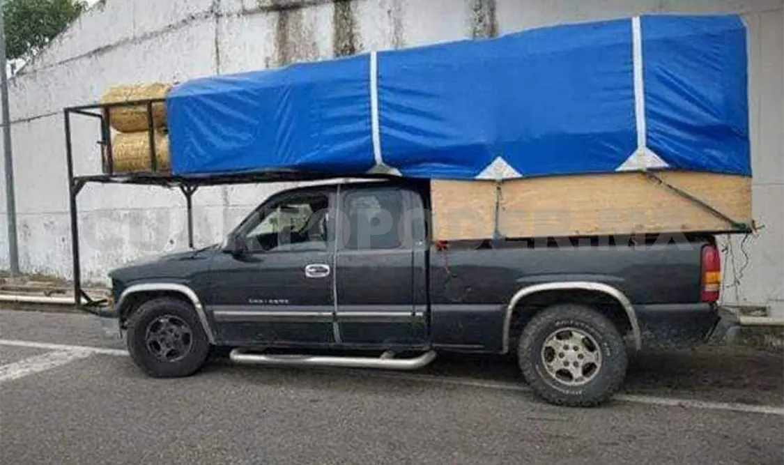 Rescatan a 12 migrantes que viajaban hacinados en Pick up