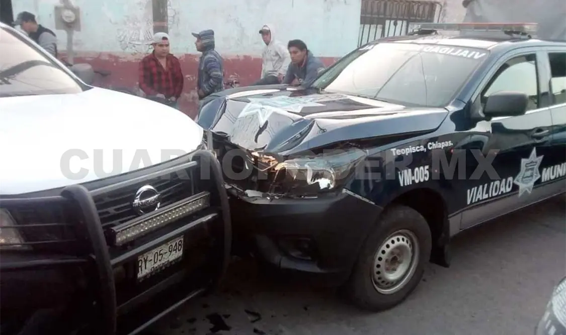 Escapaba de un accidente y se estrella contra patrulla