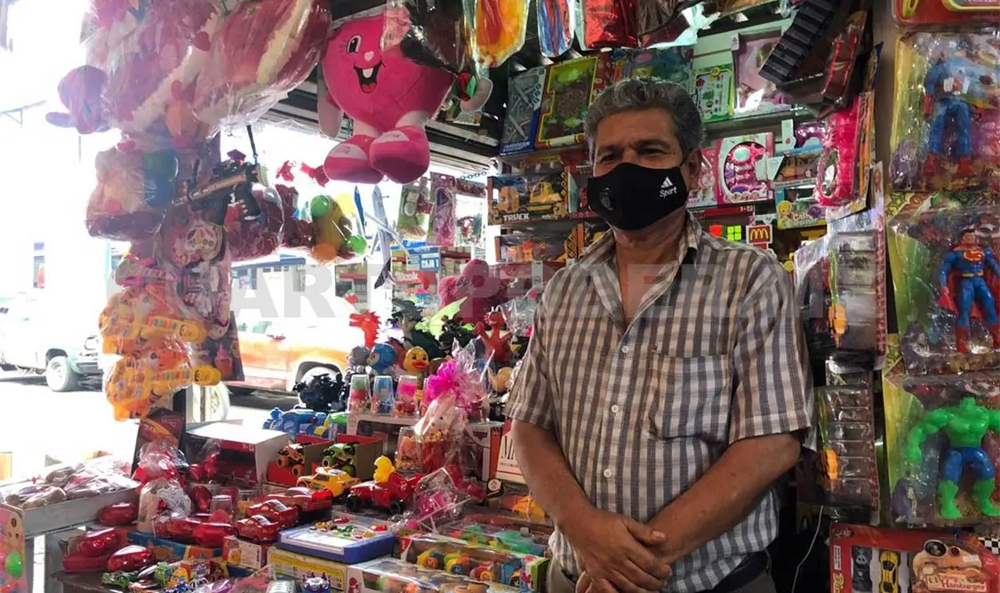 Los lugares donde se ofertan regalos en los mercados lucen poco transitados por clientes. José Ortega / CP