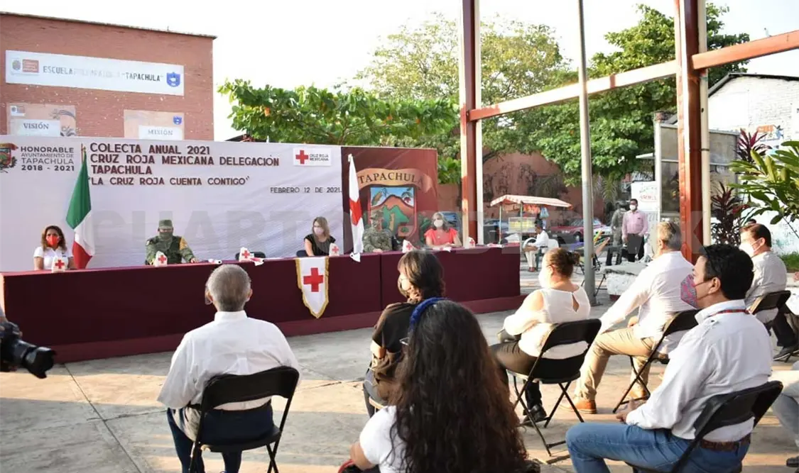 La autoridad municipal reconoció la labor que realizan los voluntarios de la Cruz Roja, médicos, enfermeras y socorridas que participan en la institución. Cortesía