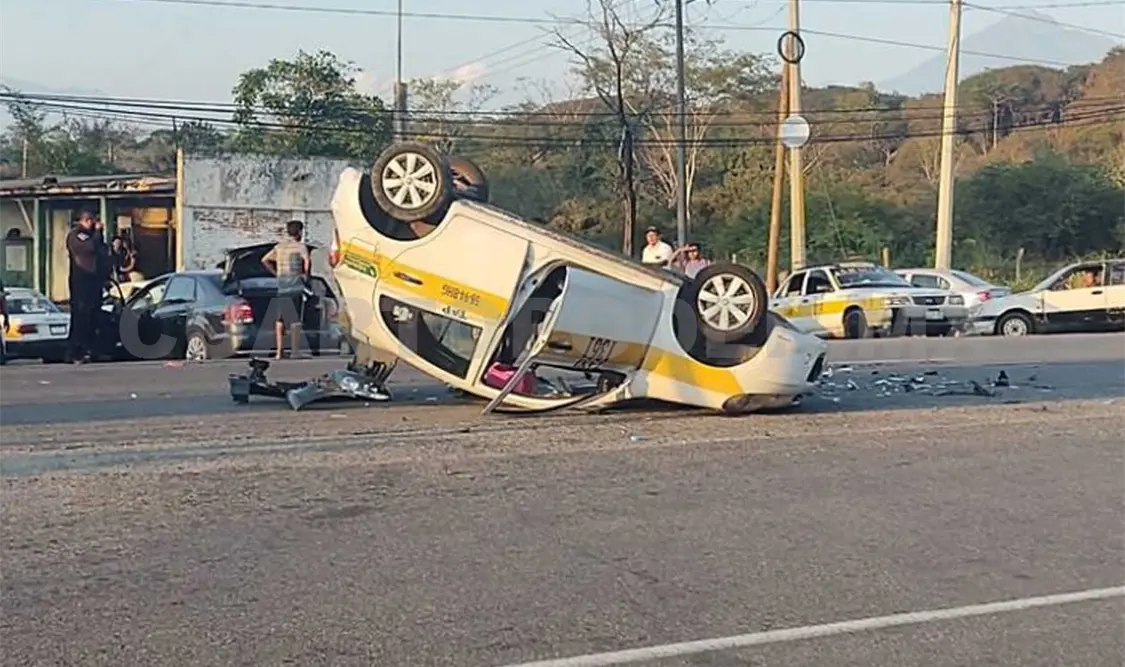 La unidad del transporte público quedó con los neumáticos al aire debido al impacto. CP